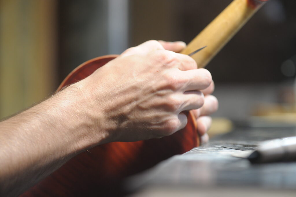 マウロ・ルチーニ工房でのクレモネーゼ・ヴァイオリン製作