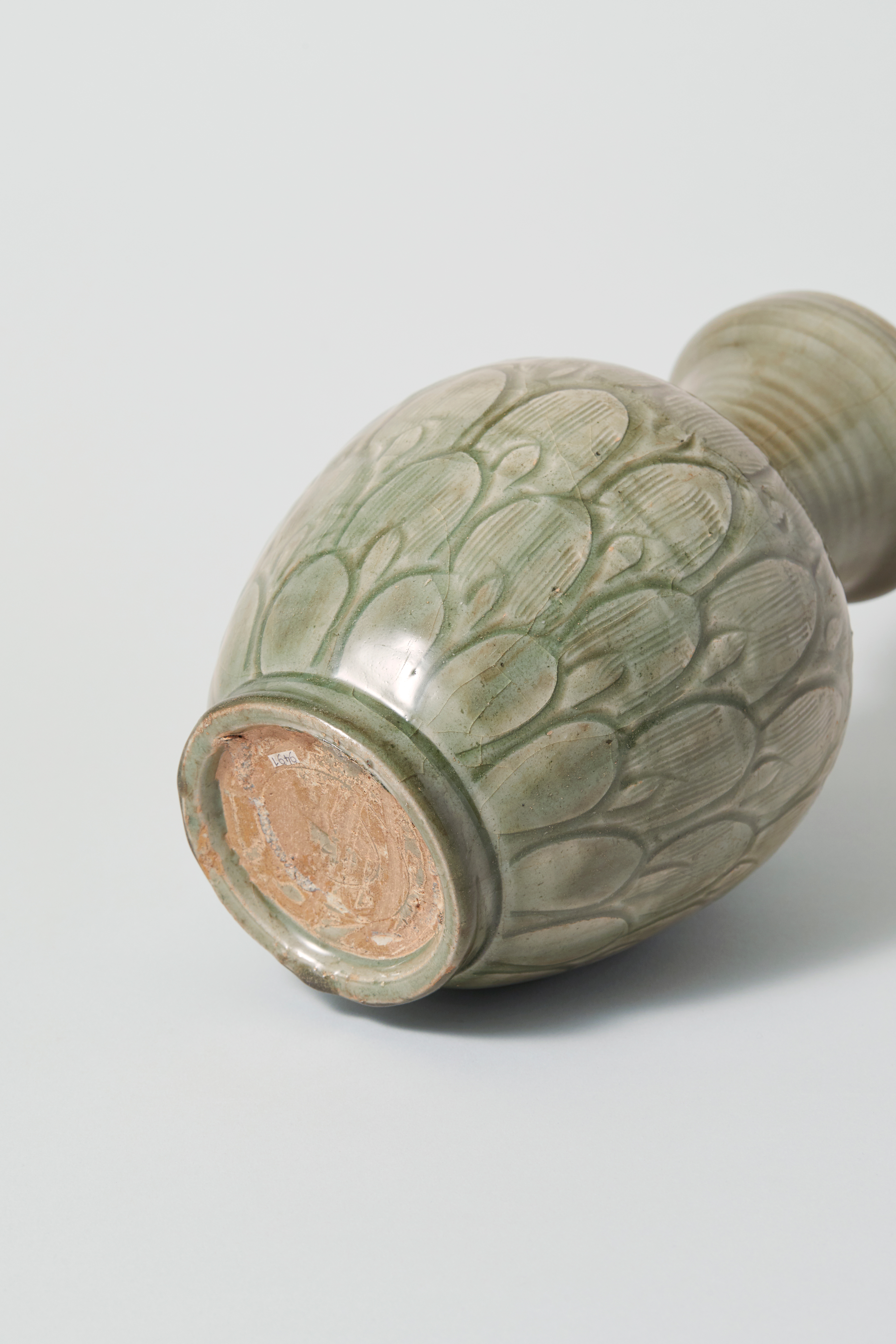 青磁刻花蓮弁文有蓋瓶