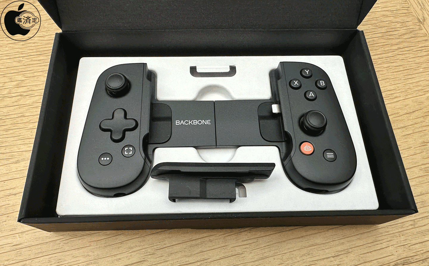 Apple Store、BackboneのiPhone用ゲームコントローラー「Backbone One