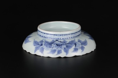 初期鍋島陽刻染付唐花文七寸皿 | 商品詳細 東洋古陶磁の前坂晴天堂