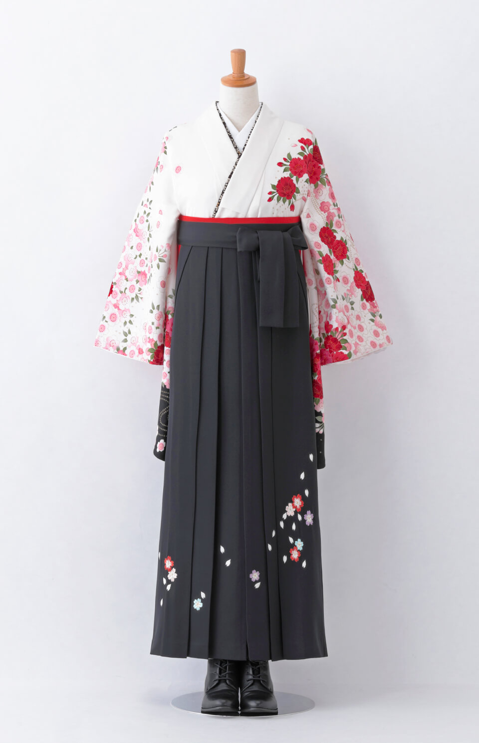着物〉白色 八重桜柄着物 〈袴〉黒色 桜ちらし刺繡袴 【T147】｜卒業袴