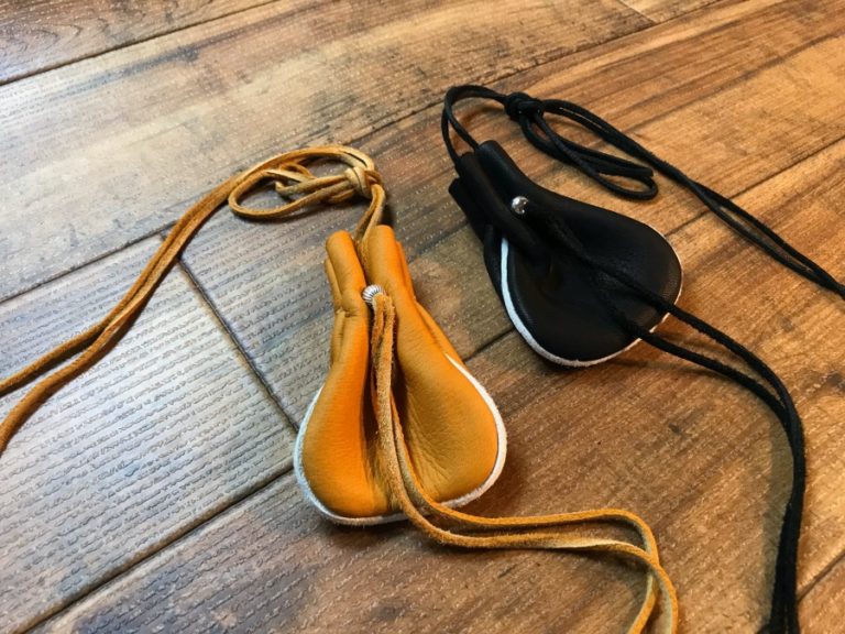 お守りポーチM（鹿革巾着ポーチ）｜首に下げたり、ベルトやバッグに