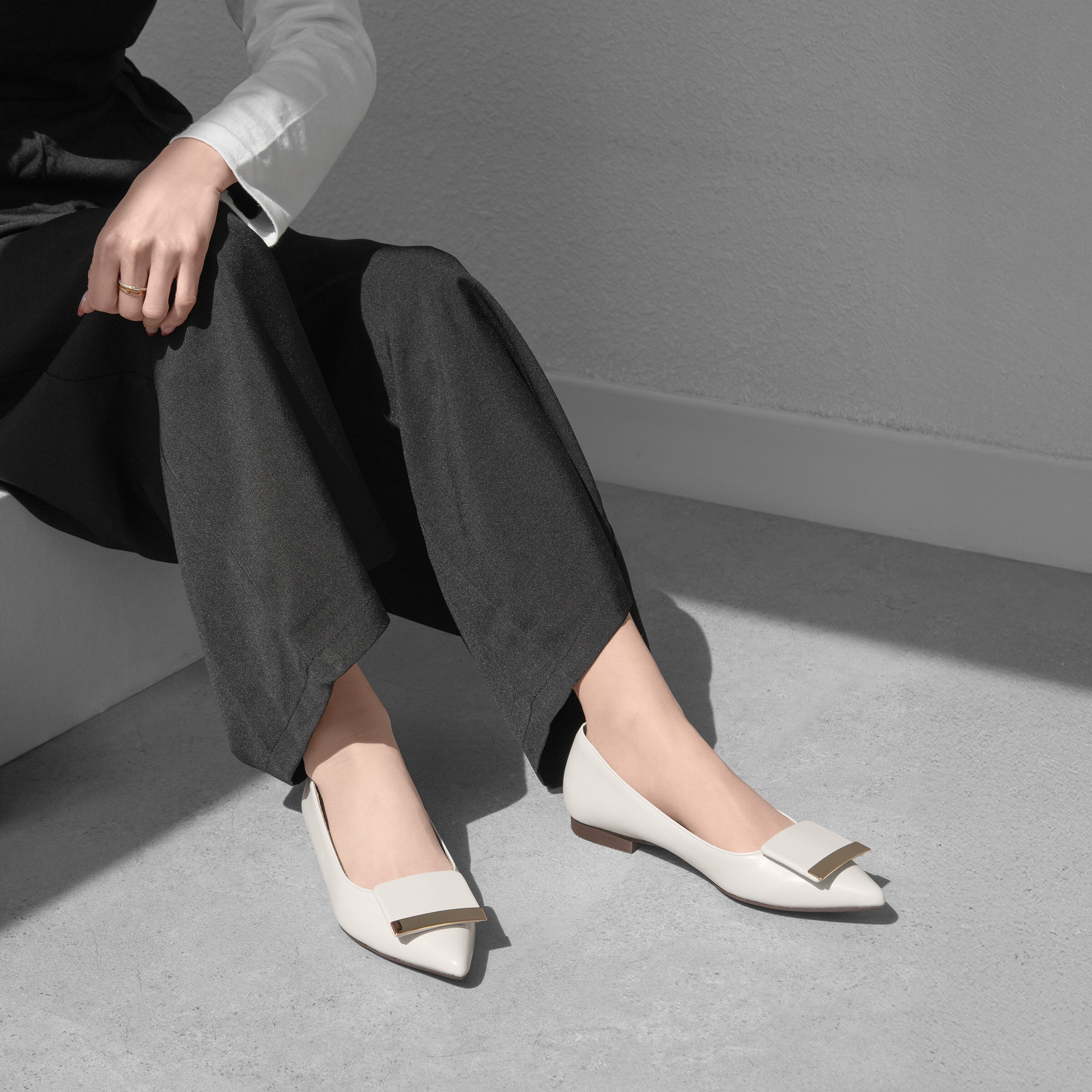 予約：2026SS：アクセントバックル フラットシューズ（m17006