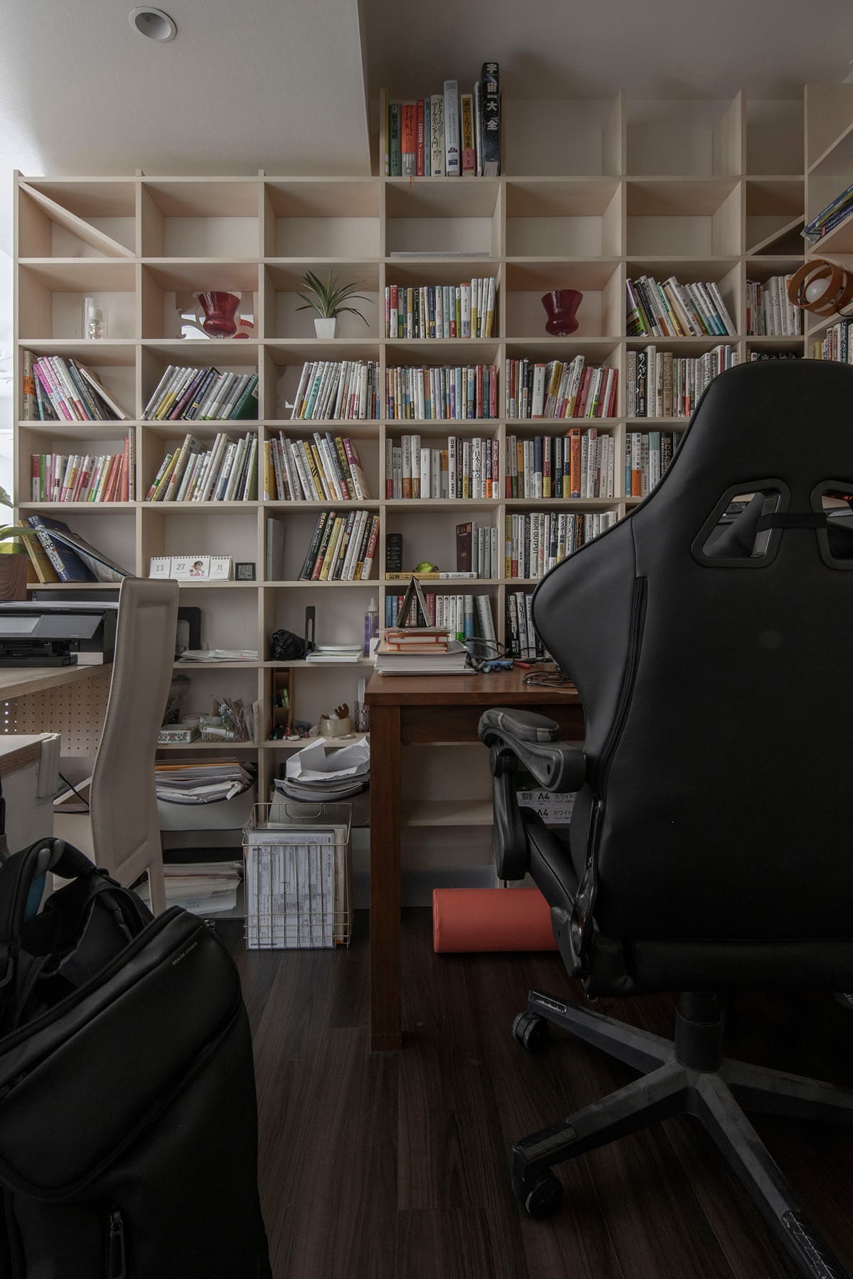 間仕切りのないオープンな書斎 – Shelf 壁一面のA5判本棚 奥行180mm