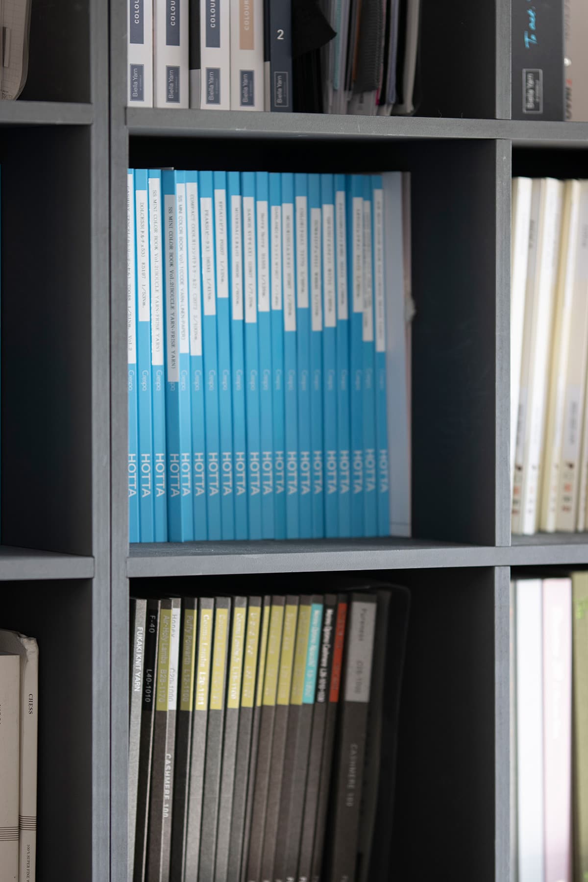 間仕切り壁面収納をダークグレイに塗装する – 壁一面の本棚 奥行350mm