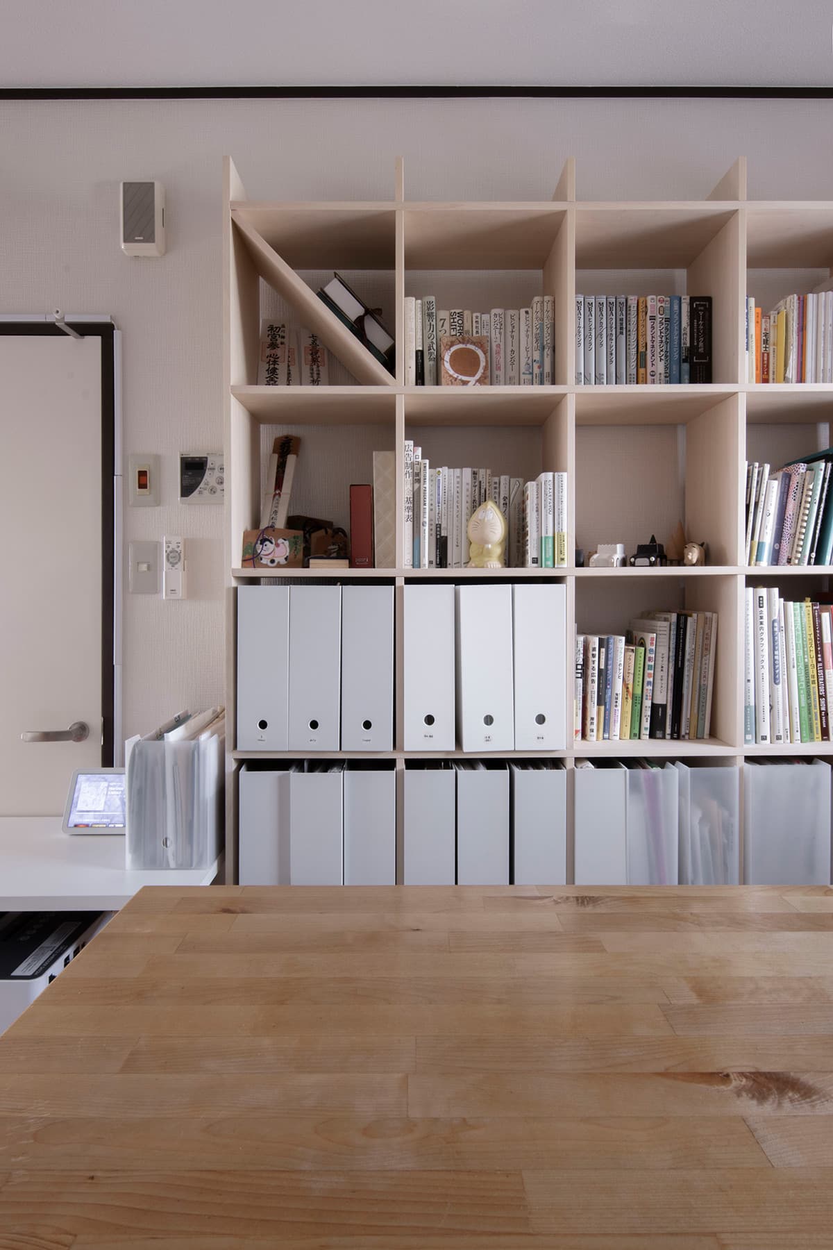 細長い部屋の対角線上に2台の本棚を配置する – 壁一面の本棚 奥行250mm