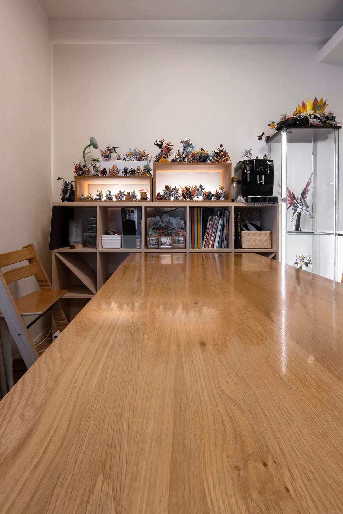 フィギュアに囲まれて ｜ 自宅編 – Shelf 壁一面の本棚 – マルゲリータ