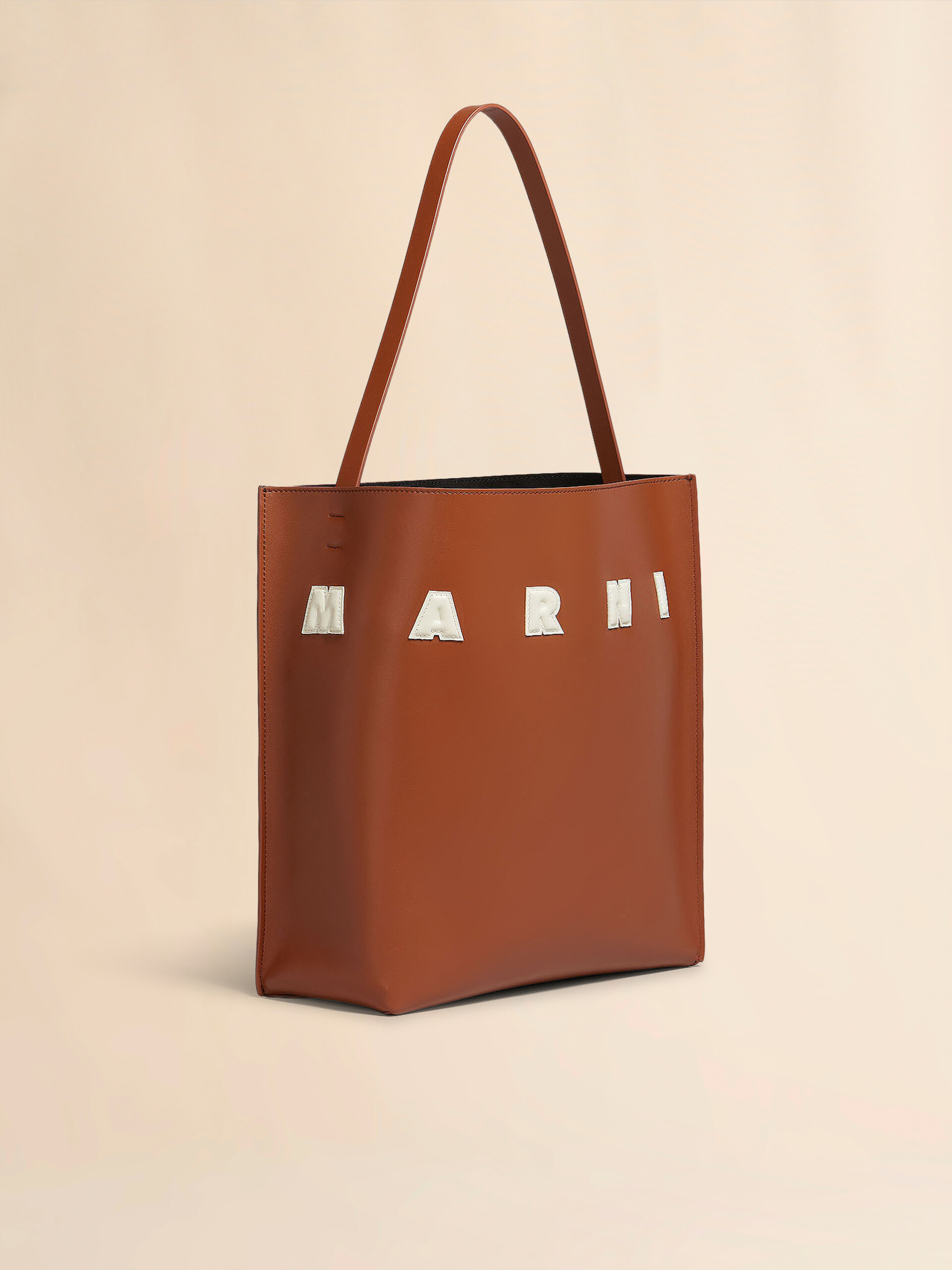 ブラウン レザー製 Museo ミディアムホーボーバッグ、パッチ付き | Marni