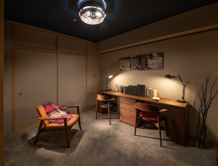 ウォールナットが美しいノートシステムデスクから、テレワークを一変