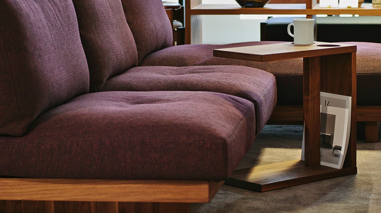 万能な存在！ウォールナットの無垢材サイドテーブル / NEWS