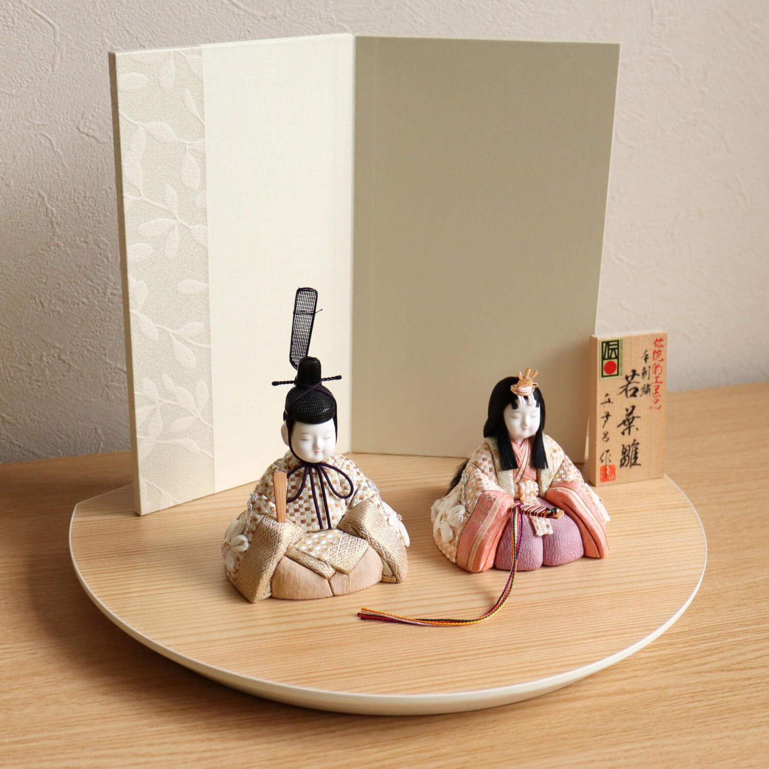 三世・金林真多呂作 正絹 本手刺繍 若葉雛 伝統的工芸品 国産杉飾台二