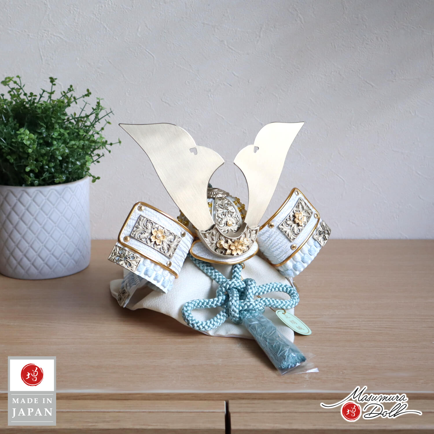 8号 唐草桜金物 淡空色兜 白小札兜 済美箔屏風 国産桐箱収納飾り