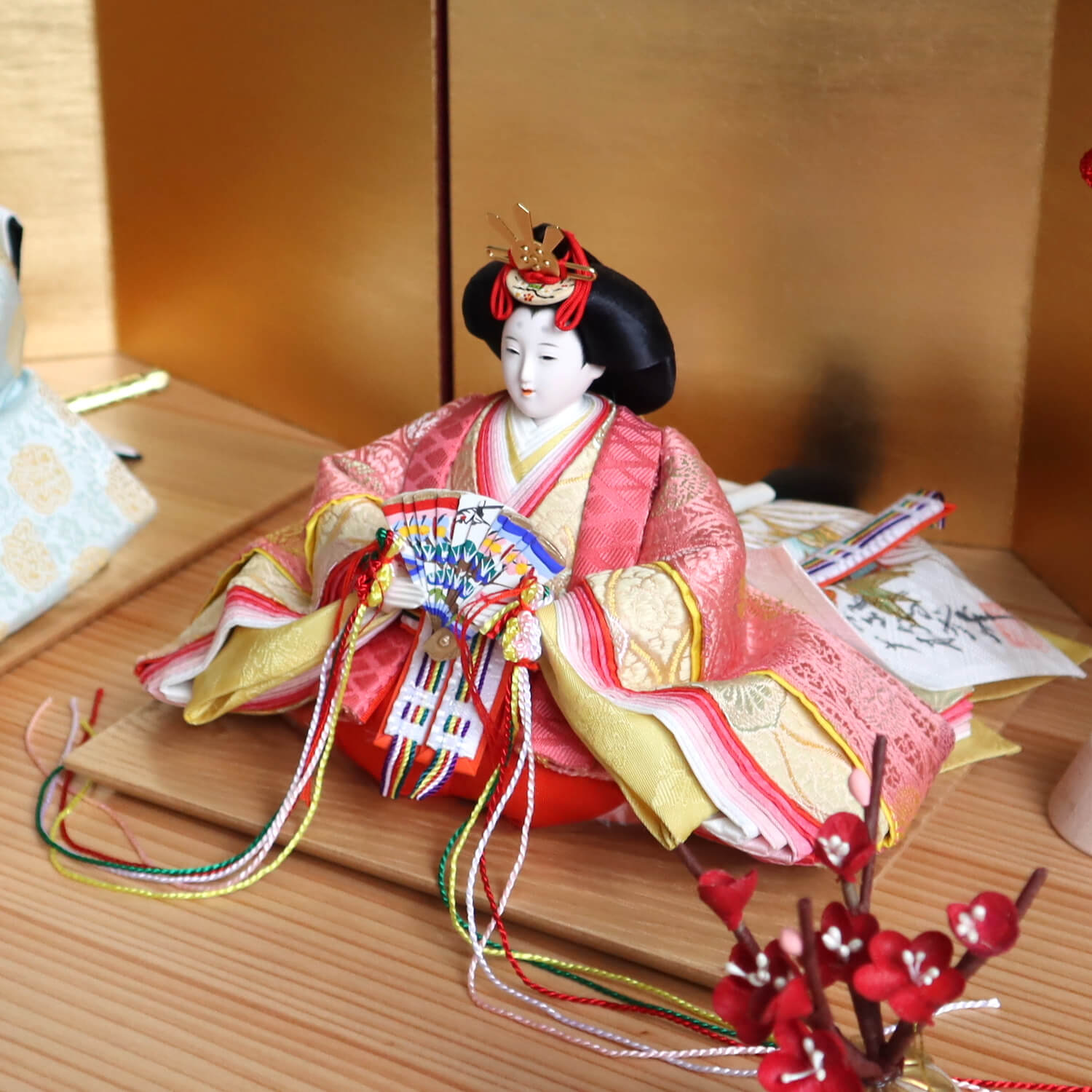 大橋弌峰作 京都 芥子 正絹西陣織有職雛 済美箔屏風 木製燭台 繭紅白梅