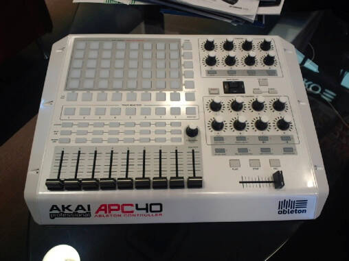 Ableton Live専用コントローラー Akai Professional APC40にホワイト