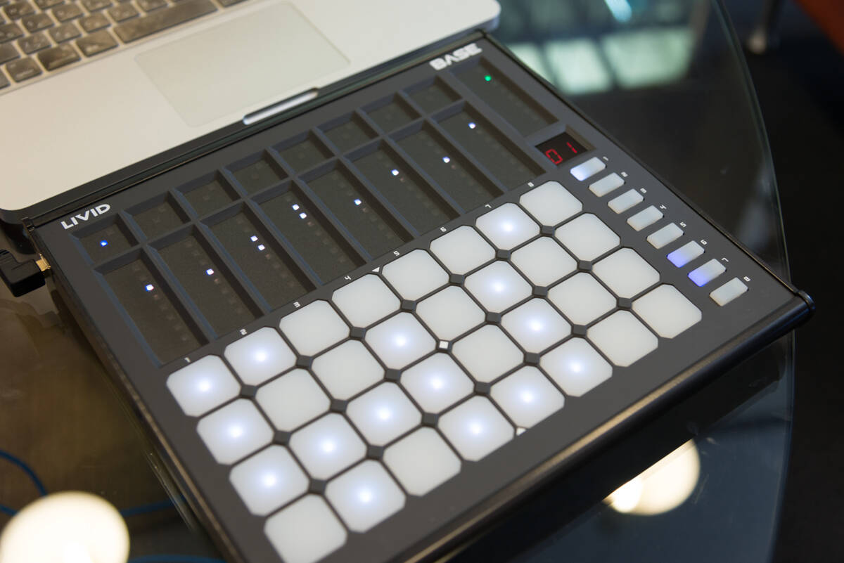 Livid Base、ELECTRIX Tweaker、DJ TECHTOOLS MIDI Fighter 3D！Rock