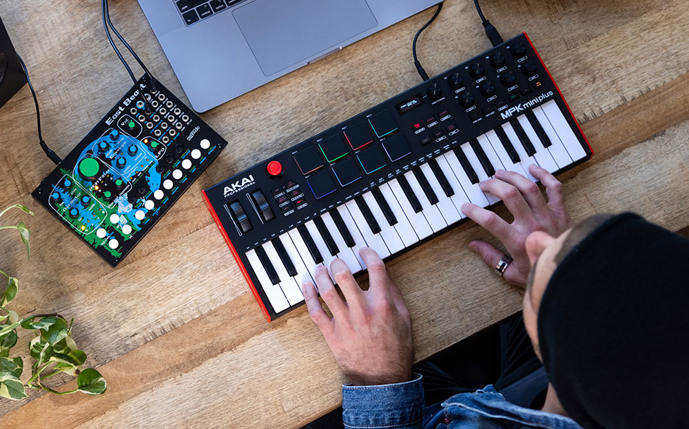 AKAI Professionalが、豊富な接続端子を備えた37鍵USB MIDIキーボード