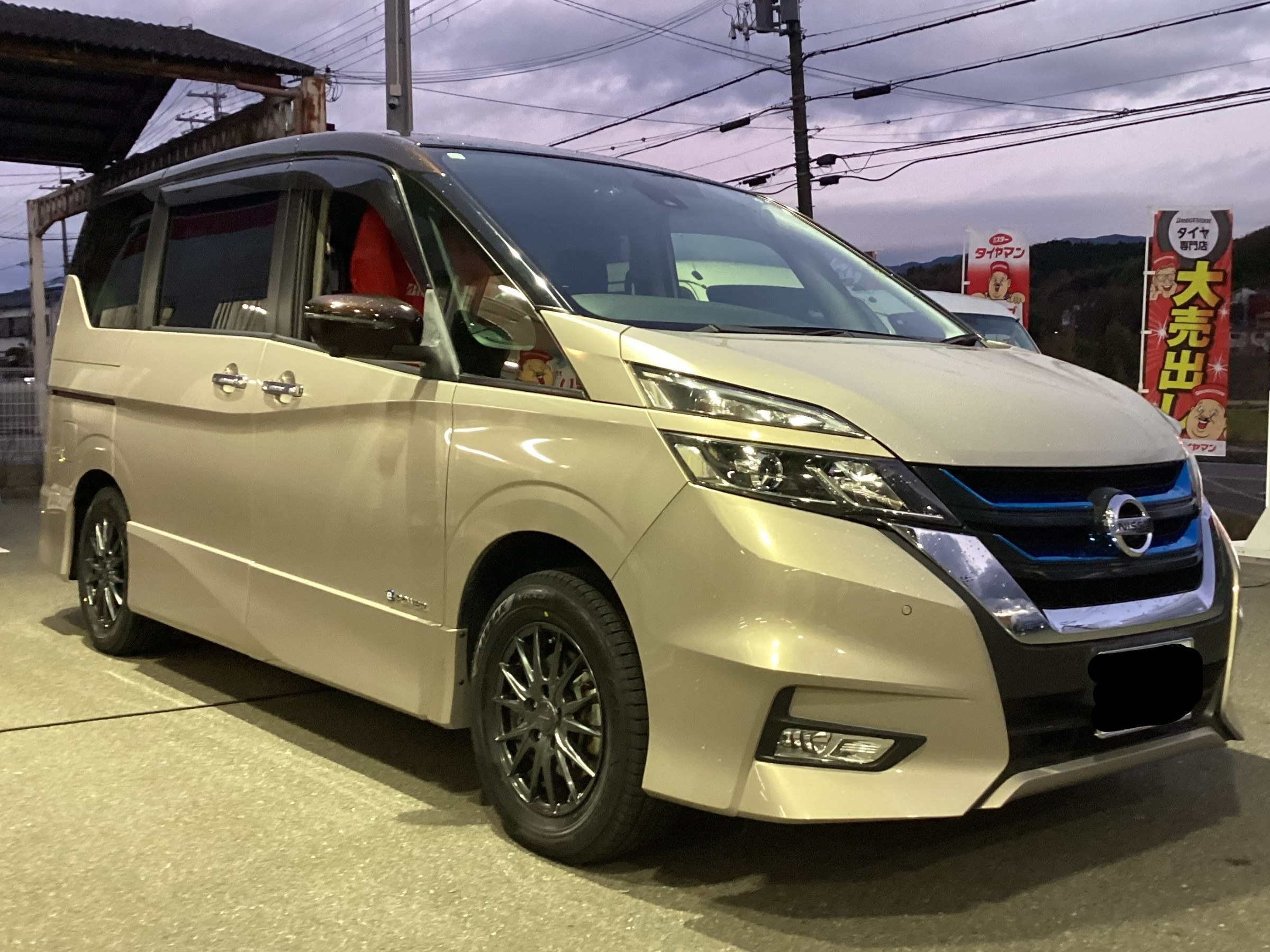 ☆彡日産セレナ スタッドレス ブリザック VRX3 タイヤ交換☆彡 | 日産