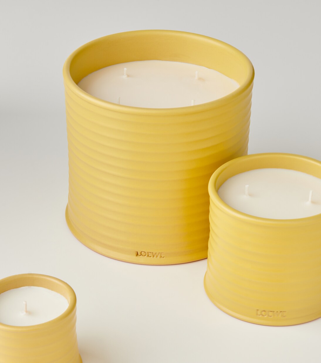 Honeysuckle Medium candle in yellow - Loewe Home Scents | Mytheresa