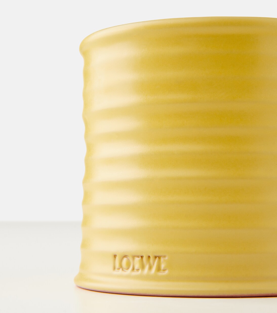 Honeysuckle Medium candle in yellow - Loewe Home Scents | Mytheresa