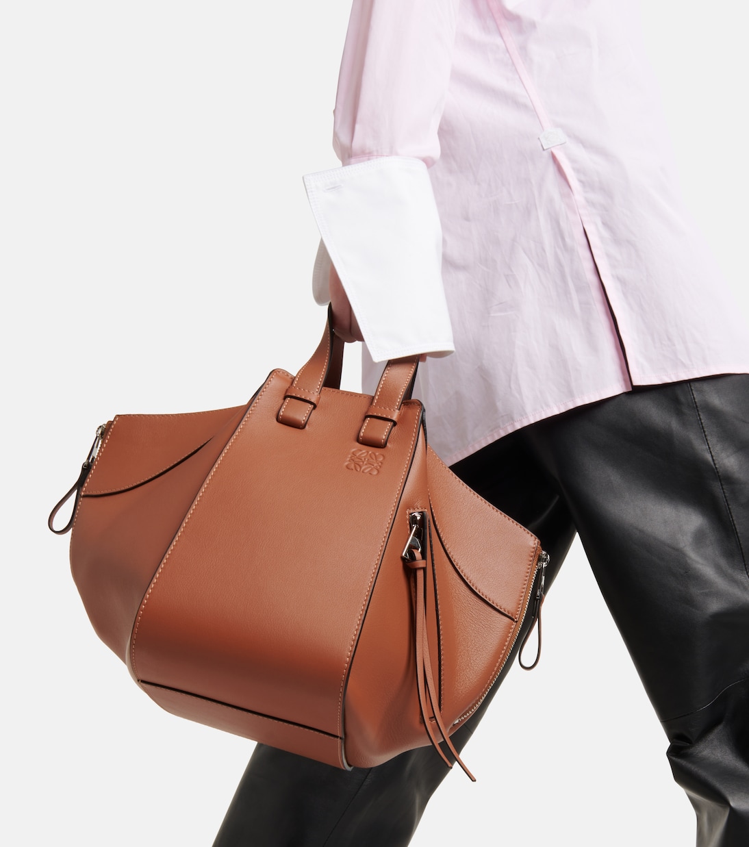 Hammock Small leather shoulder bag in brown - Loewe | Mytheresa