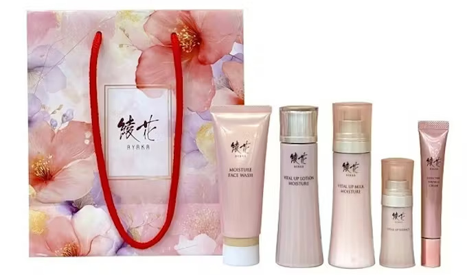 ちふれ化粧品、「綾花」ブランドの商品を詰め合わせた「綾花 福袋2026