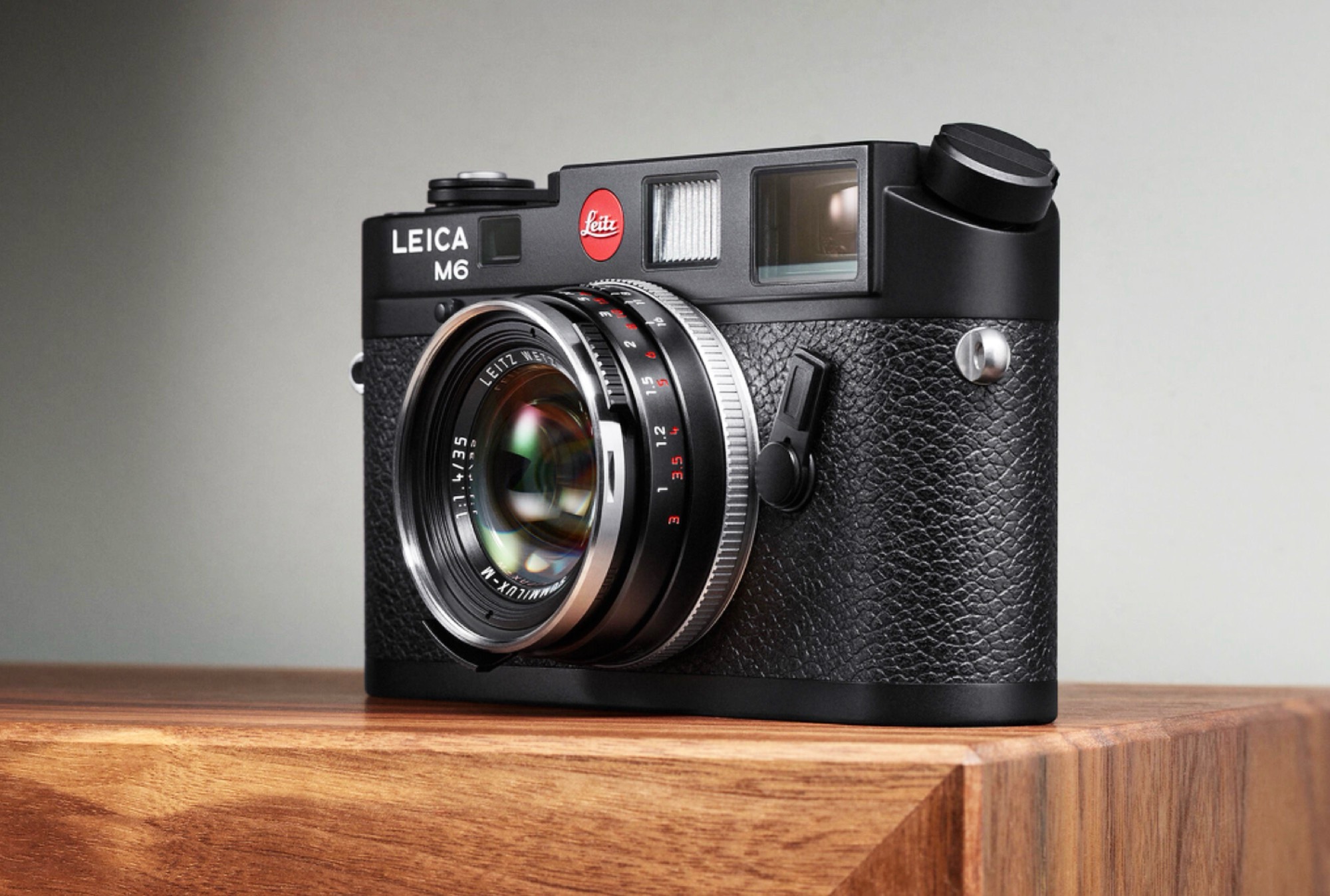 Leica unveils limited Summilux-M 1:1.4/35 in compact retro design
