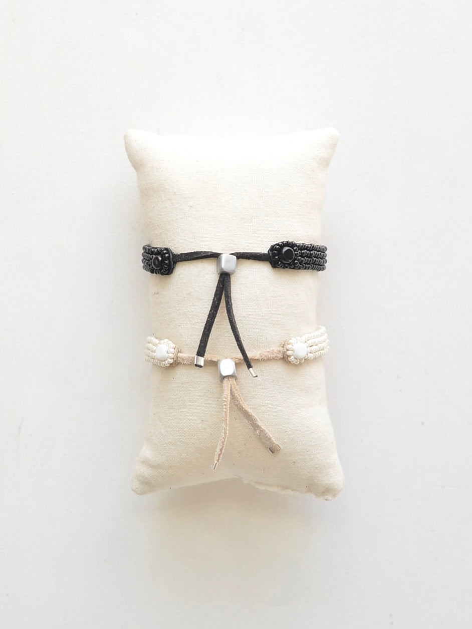 ビーズ レザーブレスレット Black & Pearl White – NOZZI BAZZAR