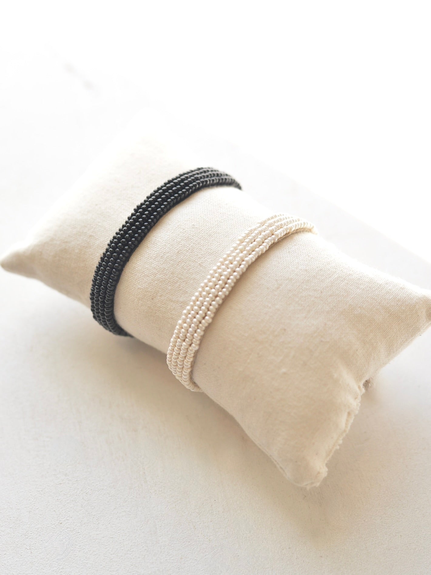 ビーズ レザーブレスレット Black & Pearl White – NOZZI BAZZAR