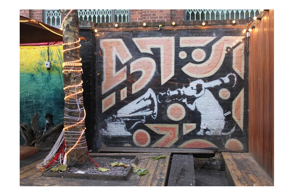 Banksy/バンクシー 「HMV（サイン入り）」 シルクスクリーンを販売 ー