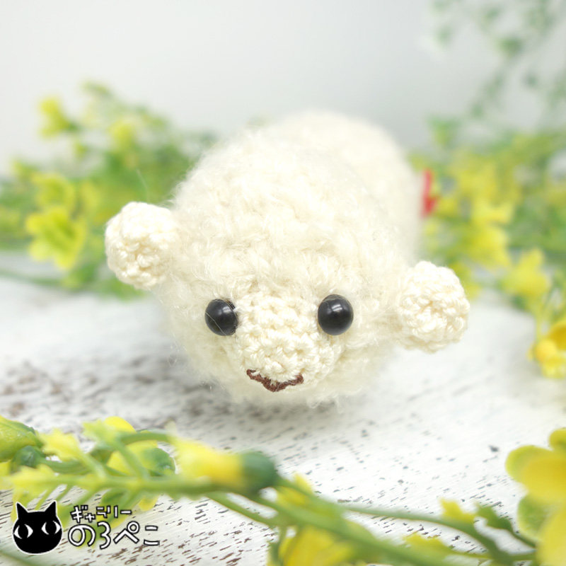 イチゴをくっつけたモコモコひつじちゃんのあみぐるみ | ギャラリーの