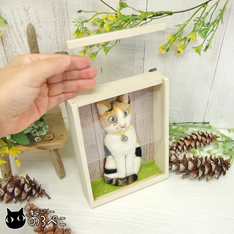 羊毛フェルト お庭の三毛猫の立体アートフレーム | ギャラリーのろぺこ