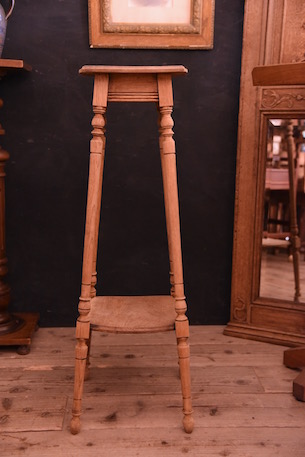 上品な印象の木製のフラワースタンド