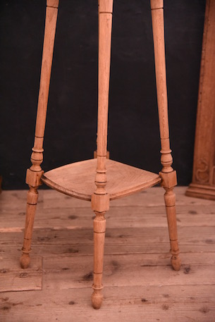 上品な印象の木製のフラワースタンド