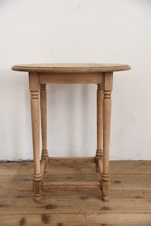 風合いあるラウンドサイドテーブル