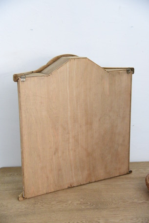 雰囲気あるガラスウォールキャビネット