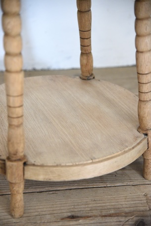 風合いあるラウンドサイドテーブル