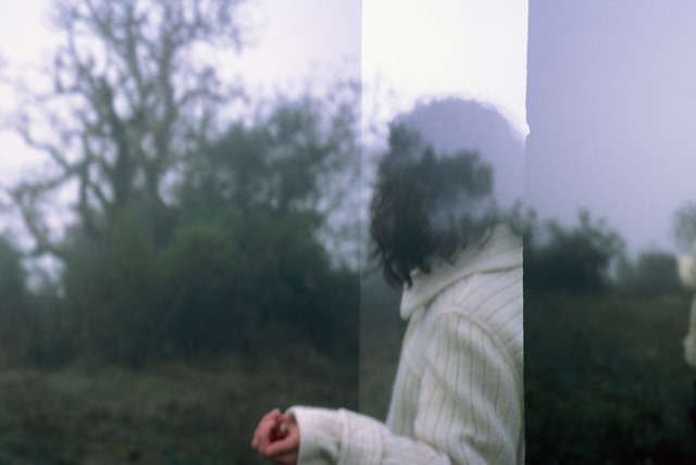 エレン・フライスの写真作品とヴィンテージの衣服を織り交ぜた新たな