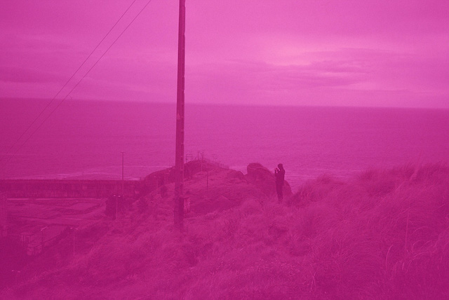 エレン・フライスの写真作品とヴィンテージの衣服を織り交ぜた新たな