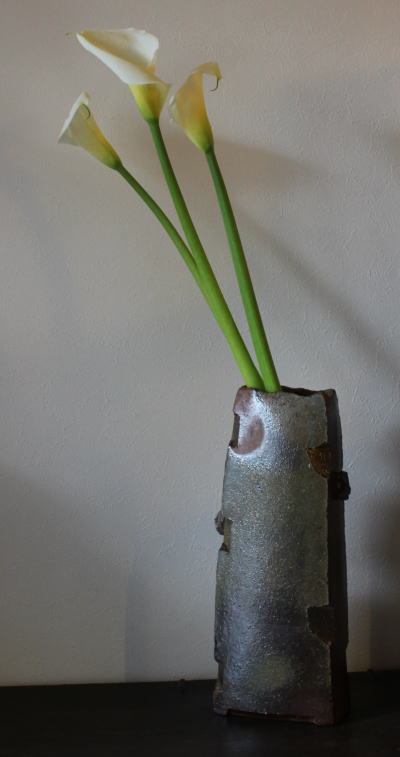 黒田儀男 備前かせ胡麻四方花器(箱付) Bizen vase with artist signed