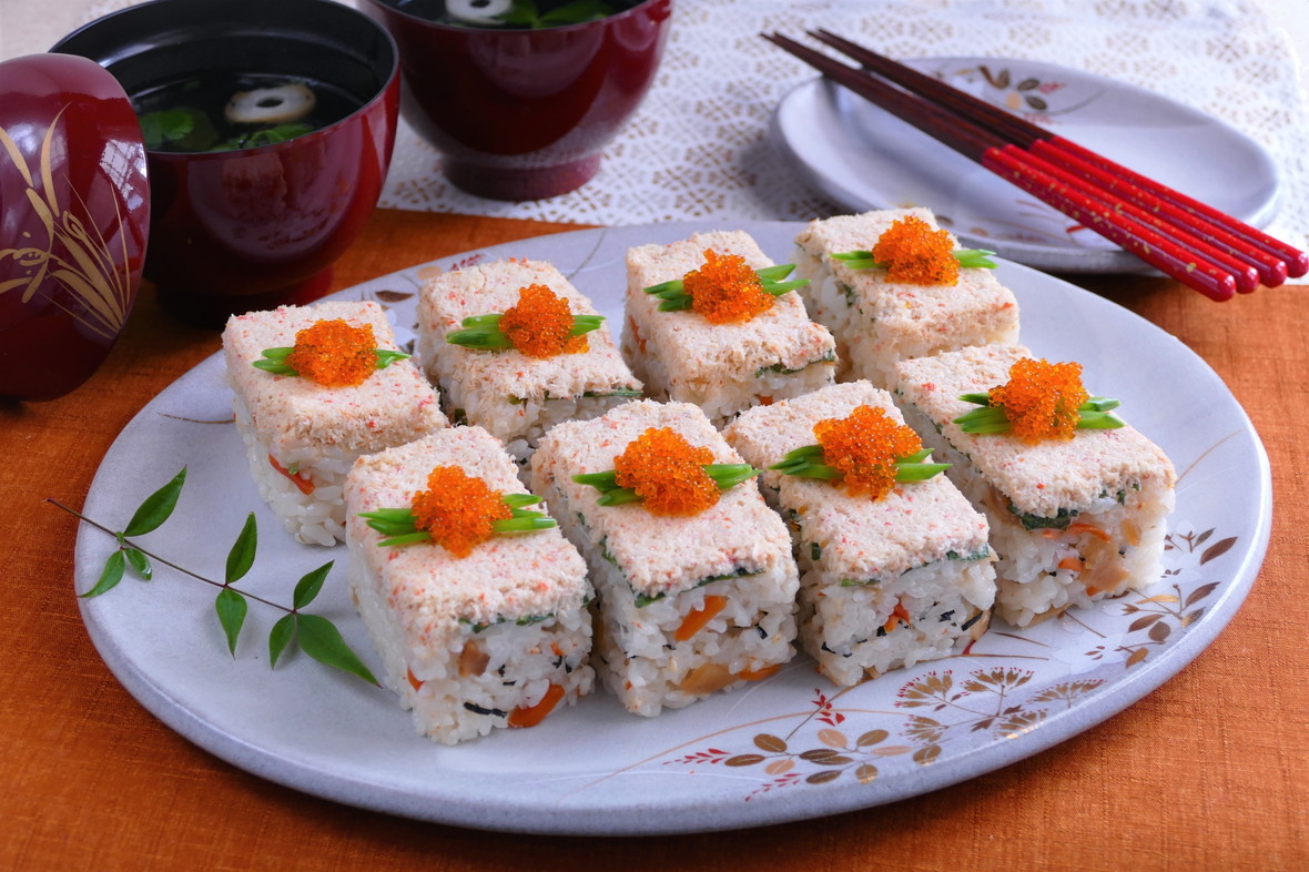 タッパーde簡単！贅沢かに押し寿司｜アレンジレシピ｜味ひとすじ 永谷園