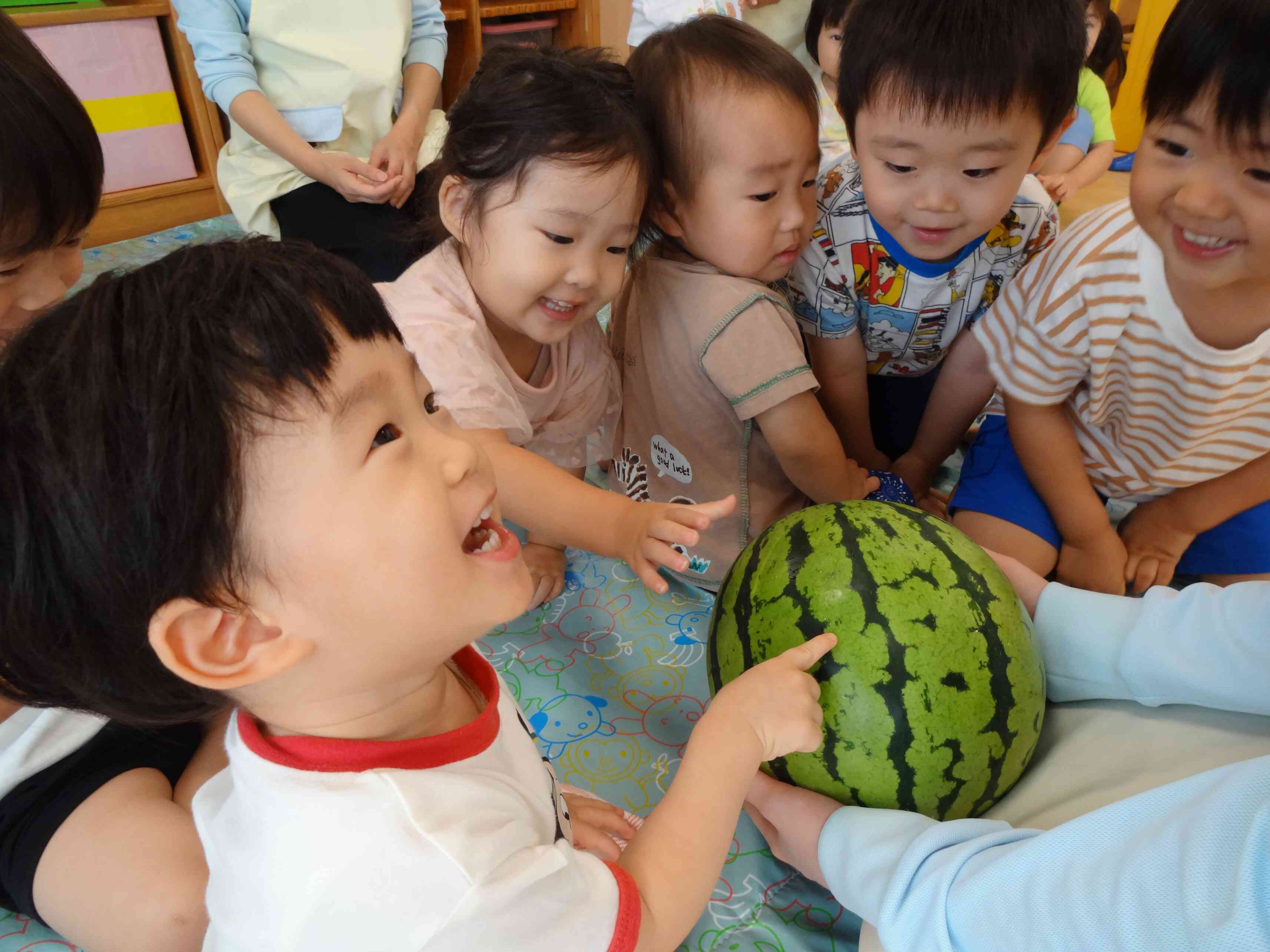 食育 スイカ割り｜ニチイキッズ西大分保育園｜ニチイキッズ
