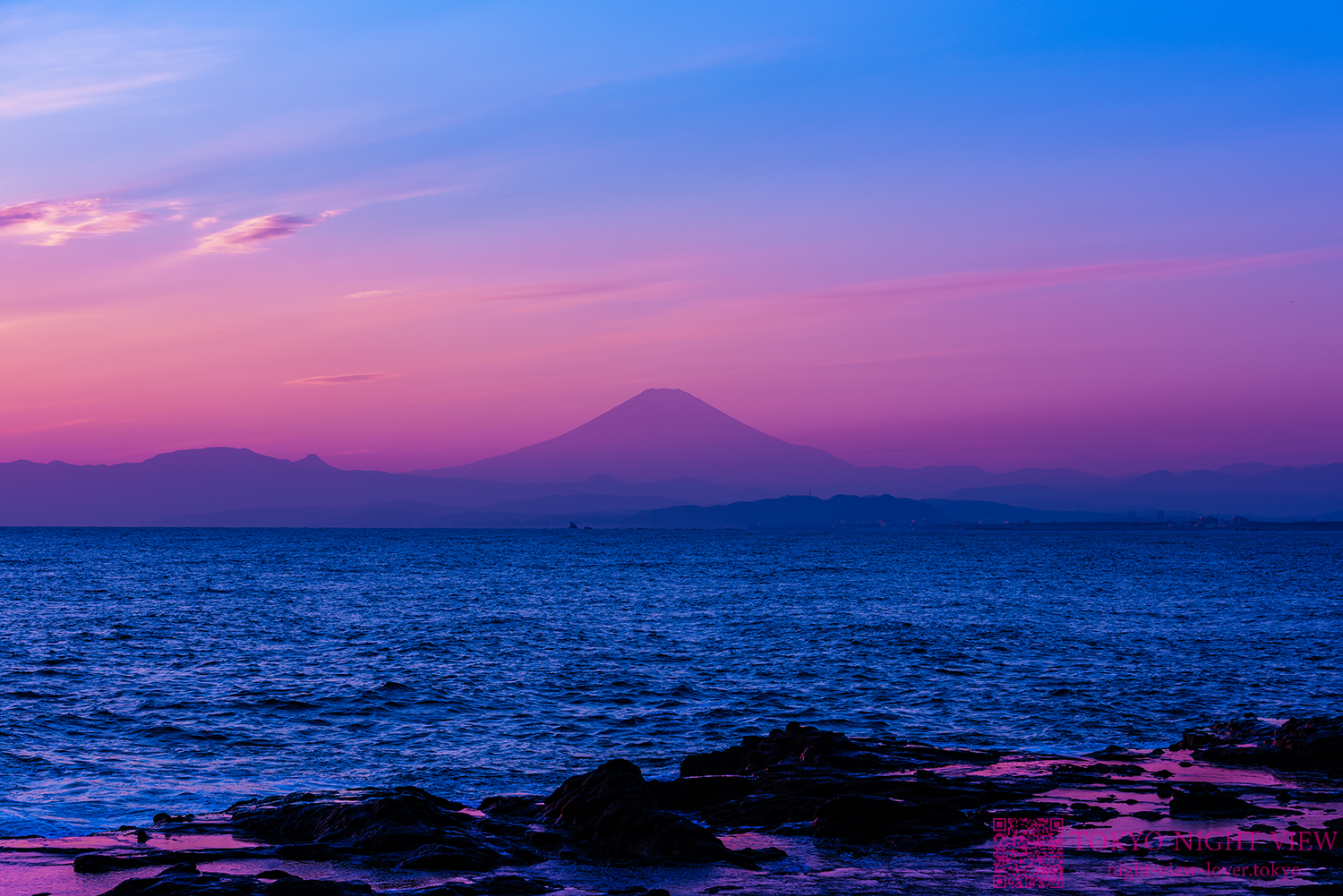 江の島から夕暮れの富士山を撮る