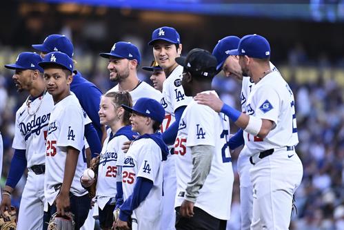 ベッツが息子の始球式で捕手役 ハプニングで観客笑顔、ボブルヘッド