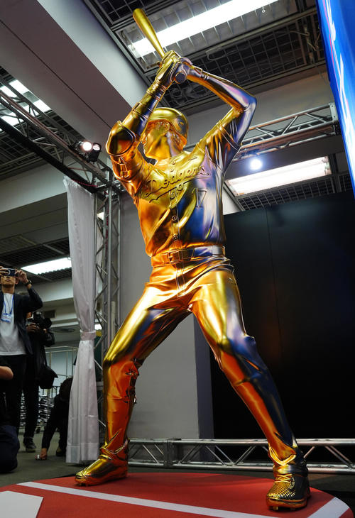 黄金のバッター大谷翔平」お披露目 金箔1550枚つかった等身大の高額