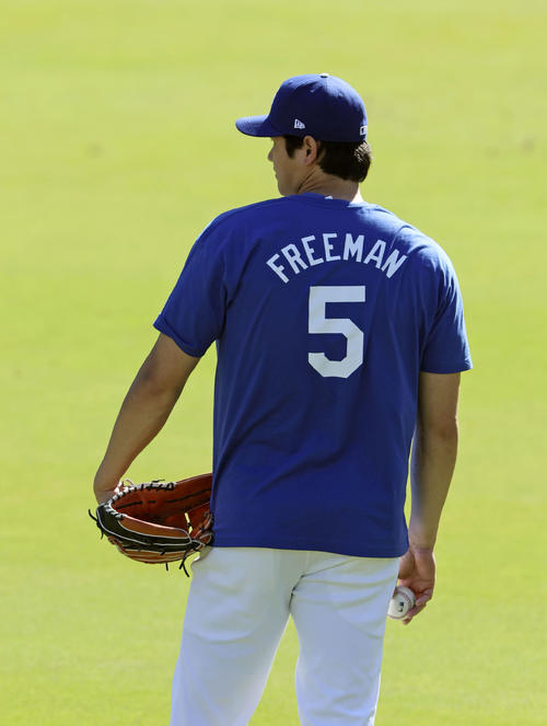 大谷翔平「＃MAXSTRONG」Tシャツ姿でキャッチボール チームで