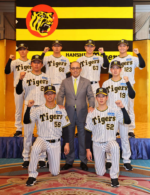 スライドショー】阪神新人選手入団発表会見 ドラフト1位下村海翔が背