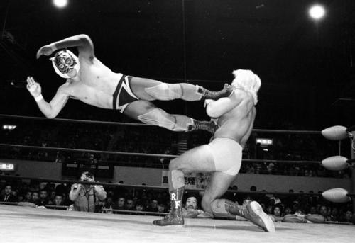 狂乱の貴公子」金髪なびかせ足4の字固め／リック・フレアー歴戦の写真