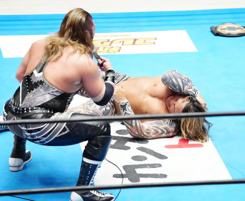 新日本】棚橋弘至が自慢の長髪切られる屈辱 EVILは高笑いで「俺の気分