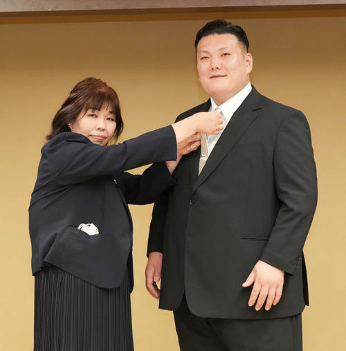 元勢の春日山親方が断髪式 槙野智章さんイメージしたヘアスタイルに