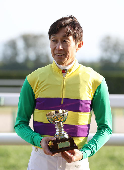 武豊騎手がデビュー40年目初勝利「完勝でした」JRA通算4626勝目／門松
